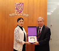 Pro-Vice-Chancellor Chan Wai-Yee (right) presents souvenir to Ms. Xian Yinsong, Deputy Head of Huangpu district of Guangzhou City